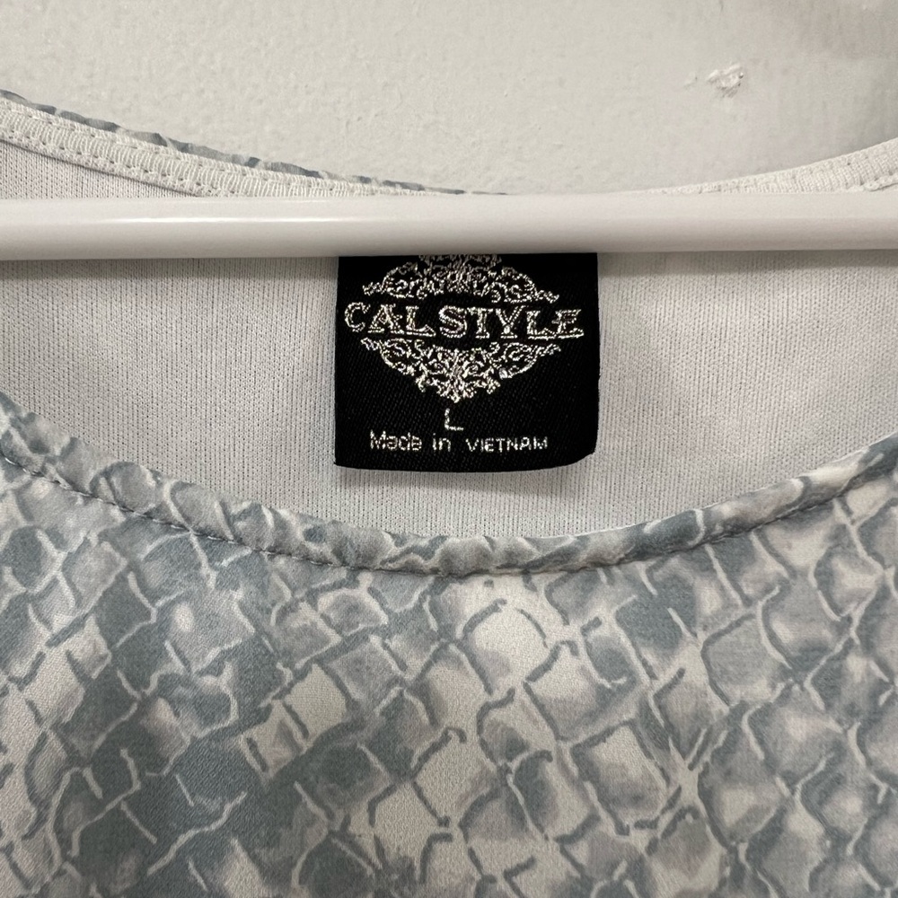 CalStyle Women’s Top Blue & White Snake Print Blouse Size Large NWOT - Picture 5 of 5